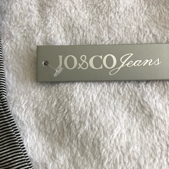 🦋2/$15🦋 NWT Black and White Striped Tee - Picture 4 of 5